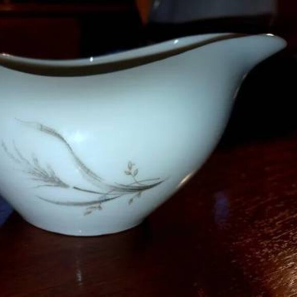 Nice 1960s Castlecourt Wheat Spray Pattern Fine China Creamer or Gravy Boat - Picture 8 of 12